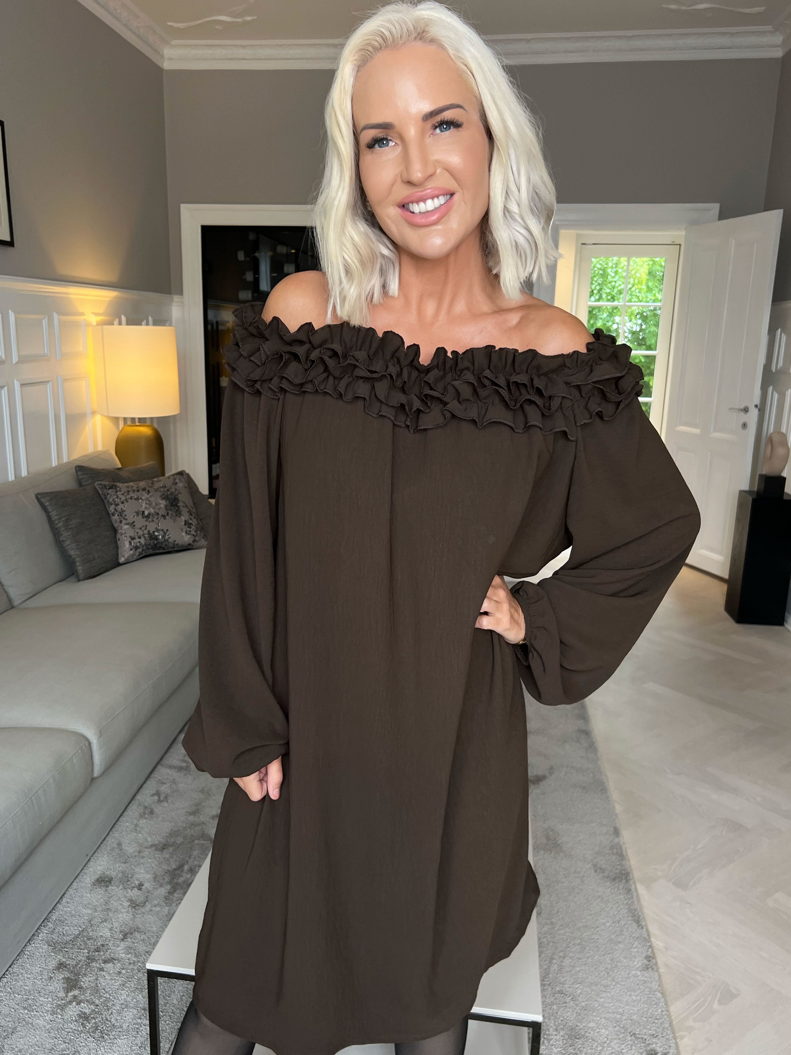 Chili Dress - Kjole med lange ærmer og flæser i udskæringen